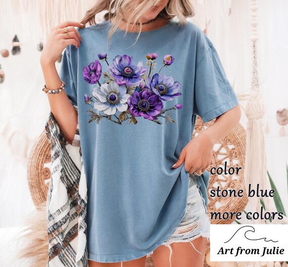 Camiseta suave con flores prensadas en morado y azul, camiseta