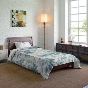 Elegante juego de edredón floral de toile francés Blue Angels, ropa de cama independiente, estilo shabby chic, decoración victoriana cottagecore, tamaño Queen, King y Twin. 68" × 92"