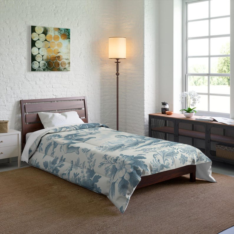 Elegante juego de edredón floral de toile francés Blue Angels, ropa de cama independiente, estilo shabby chic, decoración victoriana cottagecore, tamaño Queen, King y Twin. 68" × 92"