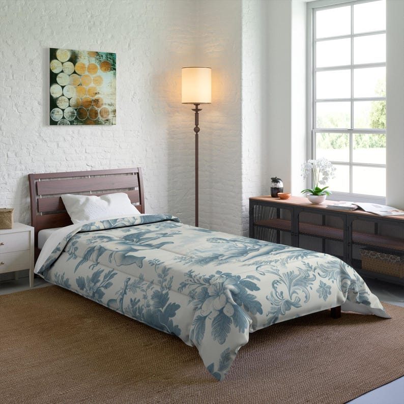 Elegante juego de edredón floral de toile francés Blue Angels, ropa de cama independiente, estilo shabby chic, decoración victoriana cottagecore, tamaño Queen, King y Twin. 68" × 88"