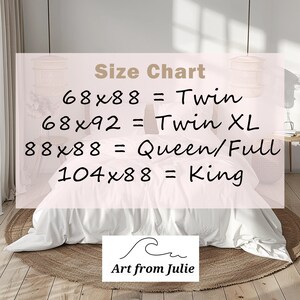Puede incluir: Una cama blanca con una superposici&oacute;n de tabla de tallas. La tabla enumera las dimensiones para los tama&ntilde;os Twin, Twin XL, Queen/Full y King. La imagen incluye el texto "Art from Julie" en la parte inferior.