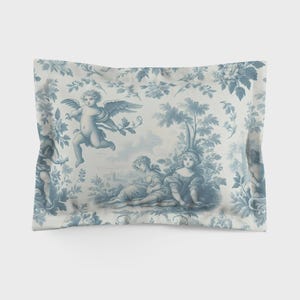 Puede incluir: Una funda de almohada rectangular con un dise&ntilde;o de toile de Jouy azul y blanco. El dise&ntilde;o presenta querubines, elementos florales y escenas pastorales. La funda de almohada est&aacute; hecha de tela suave.