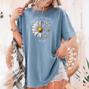 Daisy Butterfly T Shirt, Butterflies Top, Wildflower Shirt, Cottagecore Shirt, Flower Tshirt, Flowers Gift T-shirt, Botanical Tee, Flower