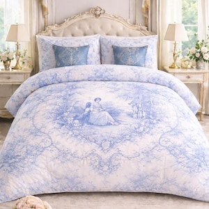 Op de afbeelding: Een luxe beddengoedset met een blauw en wit toile de Jouy-patroon. Het dekbedovertrek toont een pastorale scène met figuren, aangevuld met bijpassende kussens. De kamer is ingericht met elegante lampen, gordijnen en een kroonluchter, wat een klassieke, romantische sfeer creëert.