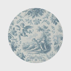 Puede incluir: Dise&ntilde;o circular de toile de Jouy azul y blanco con querubines, elementos florales y escenas pastorales. El dise&ntilde;o incluye figuras, &aacute;rboles y detalles arquitect&oacute;nicos, creando una est&eacute;tica cl&aacute;sica y decorativa. El tema general es un estilo vintage y rom&aacute;ntico.