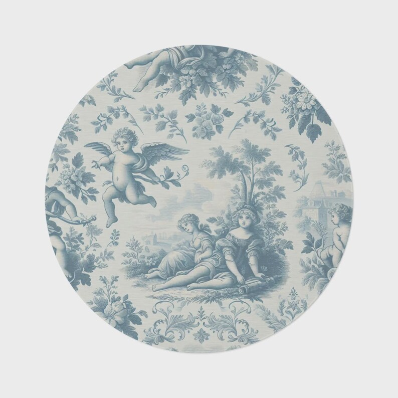 Puede incluir: Dise&ntilde;o circular de toile de Jouy azul y blanco con querubines, elementos florales y escenas pastorales. El dise&ntilde;o incluye figuras, &aacute;rboles y detalles arquitect&oacute;nicos, creando una est&eacute;tica cl&aacute;sica y decorativa. El tema general es un estilo vintage y rom&aacute;ntico.