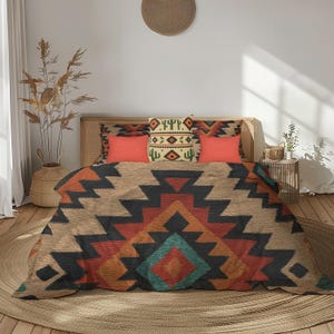 Puede incluir: Una cama con un juego de cama de estilo suroeste. La colcha presenta un patrón geométrico en tonos marrón, negro, naranja y turquesa. Dos almohadas naranjas y una almohada decorativa con diseños de cactus y geométricos están en la cama.