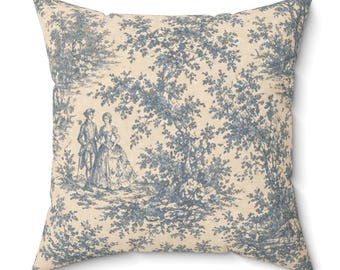 Cojín decorativo cuadrado de poliéster con relleno y funda, en color azul empolvado con estampado francés romántico.