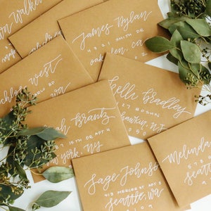 Adressage d'enveloppe de calligraphie de papier cartonné