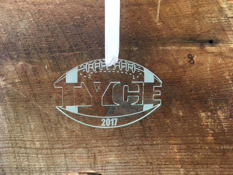 Pu&ograve; includere: Un ornamento di vetro bianco a forma di pallone da calcio con il nome "Tyce" e l'anno "2017" incisi su di esso.