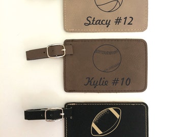 Etiqueta de equipaje personalizada de cuero con monograma, ideal para regalos deportivos.