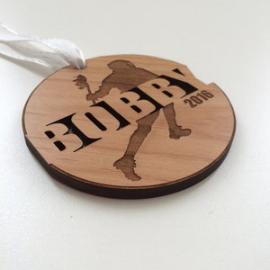 Adorno de lacrosse, regalos de lacrosse, mamá de lacrosse, adorno grabado de portero de lacrosse, adorno navideño personalizado de madera imagen 4