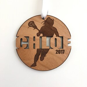 Adorno de lacrosse, regalos de lacrosse, mamá de lacrosse, adorno grabado de portero de lacrosse, adorno navideño personalizado de madera imagen 2
