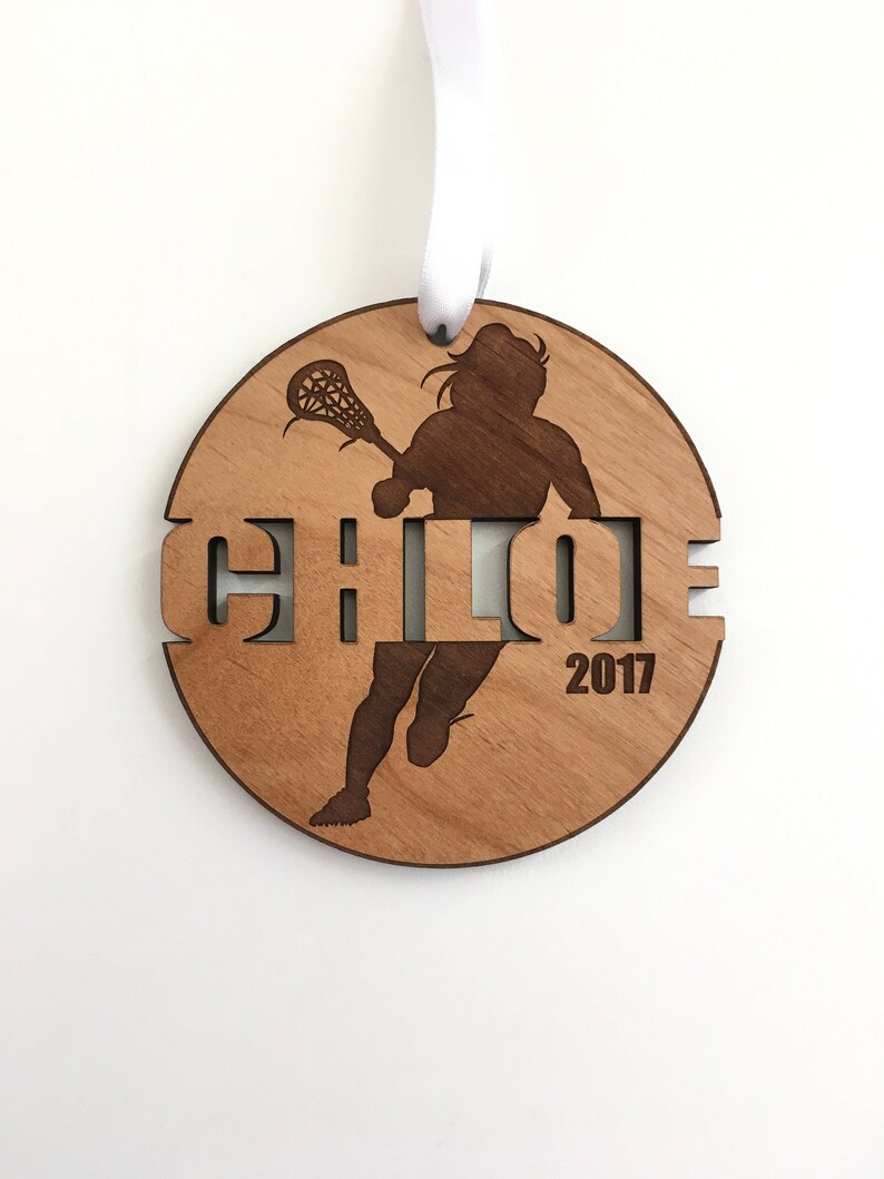 Adorno de lacrosse, regalos de lacrosse, mamá de lacrosse, adorno grabado de portero de lacrosse, adorno navideño personalizado de madera imagen 2