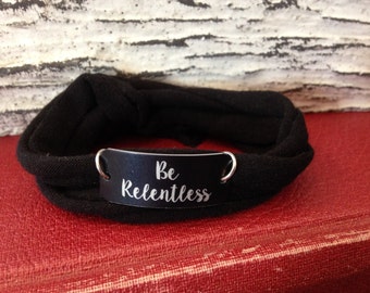 Pulsera de tela negra personalizada, ideal para motivarte a hacer ejercicio. Pulsera deportiva con mensaje.
