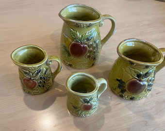 Vintage Messbecher ~ 4er Set Messbecher ~ Made in Japan ~ Relief-Fruchtmotiv Keramik Messbecher