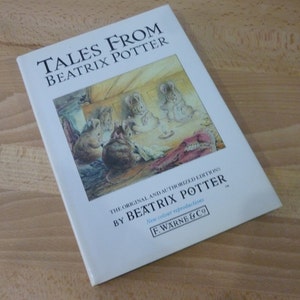 Può includere: Una copertina di libro bianca con il titolo "Tales From Beatrix Potter" in testo nero. La copertina presenta un'illustrazione di quattro topi seduti attorno a un tavolo con una candela accesa. Il libro è pubblicato da F. Warne & Co.