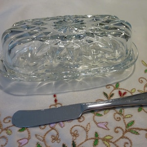 Plato de mantequilla vintage - Plato de mantequilla de vidrio con tapa ~ Plato de mantequilla cubierto ovalado ~ Vaso de depresión transparente ~ Bandeja para servir con tapa