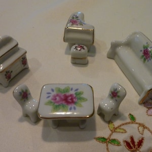 vintage Doll House Furniture ~ Living Room Set ~ Décoré avec un motif floral ~ White Ceramic ~ Canapé, Piano, Ensemble salle à manger