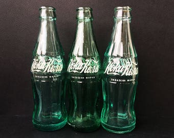 bouteille vintage Coca Cola des années 1970 Fabriquée en Bulgarie avec étiquette cyrillique Bouteille de collection Bouteille rare Bouteille en verre verte Décoration de bar Homme des cavernes Cadeau