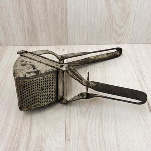 Vintage food ricer 1950s Potato press Potato masher Retro kitchen ricer Metal vegetable press Potato press Kitchen tool kitchen gadget Gift