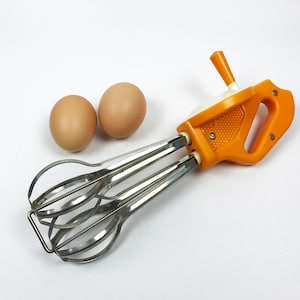 Vintage egg scrambler 1970s DDR Retro egg beater Rotary egg mixer Manual egg mixer Old whisk Kitchen decor Vintage kitchen Retro decor Gift