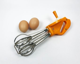 Vintage egg scrambler 1970s DDR Retro egg beater Rotary egg mixer Manual egg mixer Old whisk Kitchen decor Vintage kitchen Retro decor Gift