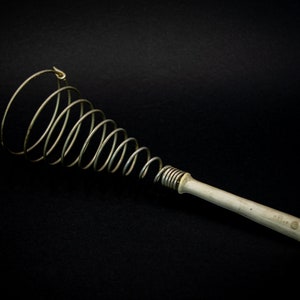 Vintage whisk Primitive egg scrambler Wire egg beater Old whisk with plastic handle Kitchen decor Vintage kitchen Retro decor Gift for her