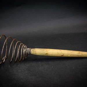 Vintage whisk Primitive egg scrambler Wire egg beater Old whisk with plastic handle Kitchen decor Vintage kitchen Retro decor Gift for her