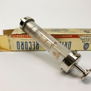 seringue vintage Seringue d’enregistrement allemande Seringue en verre Seringue réutilisable dans une boîte Accessoire médical Outil médecins Équipement infirmier vintage
