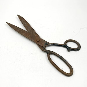 Vintage scissors Rusty pinking shears 1950s Rusty scissors Distressed cutter Metal tailor shears Sewing scissors Dressmaker tool Gift
