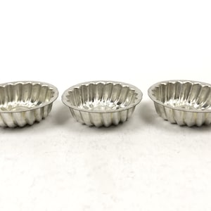 Vintage muffin cups set of 3 Metal muffin molds Tin muffin cups Metal cupcake Tin mold Rusty cupcake Kitchen Decor Gift for housekeeper