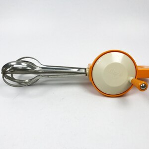 Vintage egg scrambler 1970s DDR Retro egg beater Rotary egg mixer Manual egg mixer Old whisk Kitchen decor Vintage kitchen Retro decor Gift image 3