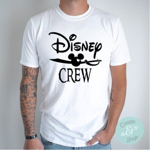 以下が含まれることがあります： 白いTシャツに黒い文字で「Disney Crew」と書いてあり、Crewの文字の上にミッキーマウスの頭部のグラフィックがあります。