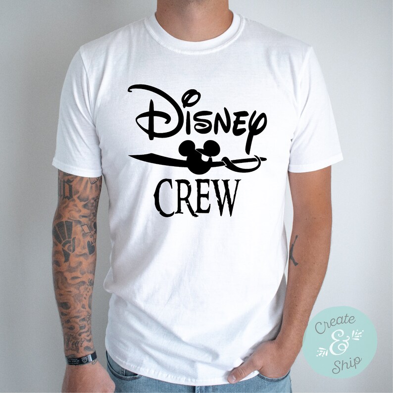 以下が含まれることがあります： 白いTシャツに黒い文字で「Disney Crew」と書いてあり、Crewの文字の上にミッキーマウスの頭部のグラフィックがあります。
