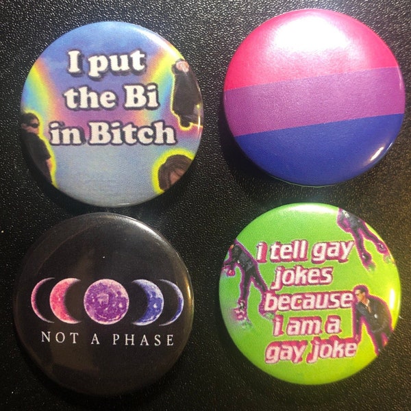 Bisexuelles Pin-Set – Disaster Bisexual Pinback-Button-Set mit 4 Meme-Buttons (1,25 Zoll) – Ich erzähle schwule Witze, weil ich ein schwuler Witz bin