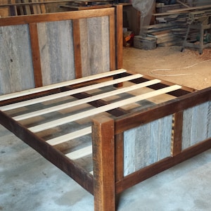 Armazón de cama King Size con paneles de madera en el cabecero y el pie de cama, madera rústica recuperada, Barnwood MN