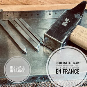 May include: A close-up of metal tools, including a hammer and four metal rods with pointed ends, on a metal surface. The tools are arranged in a row, with the hammer at the top of the image. The tools are surrounded by a white background with the text "HANDMADE IN FRANCE" and "TOUT EST FAIT MAIN DANS MON ATELIER DANS LES DEUX S&Egrave;VRES EN FRANCE".