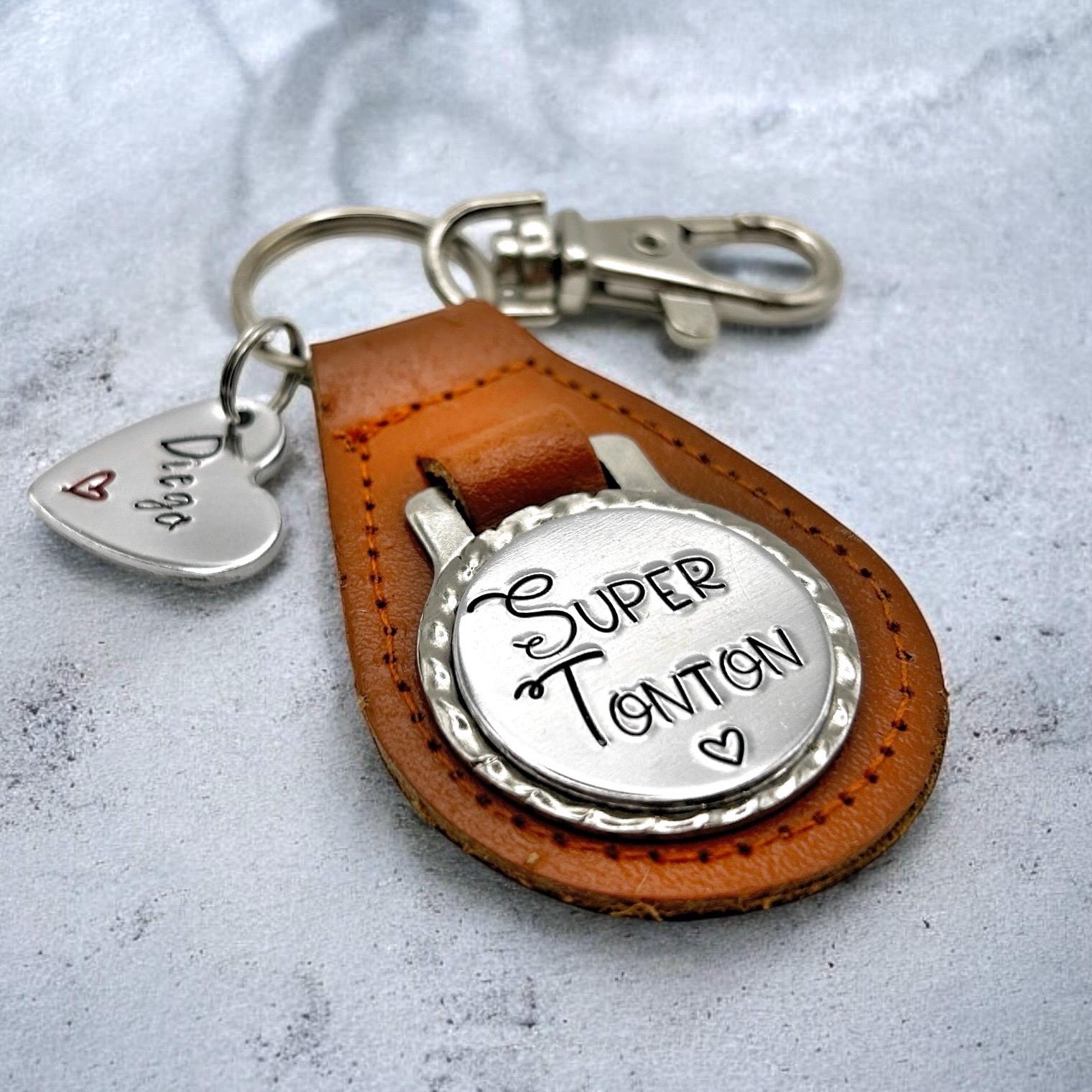 Porte-clés Décapsuleur 'Super Tonton' - Acier Inoxydable - Cadeau Anniversaire, Noël, Baptême - 3x7.7 Cm