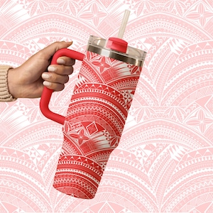 Op de afbeelding: Een rode roestvrijstalen beker met een rode handgreep en een rietje. De beker heeft een wit en rood geometrisch patroon met een bloemenmotief.