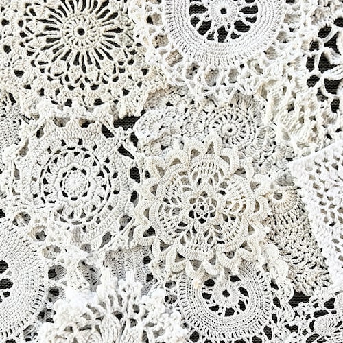 Lot de médaillons au crochet, 15 médaillons assortis blancs et crème clair découpés dans des napperons vintage, sac à main.