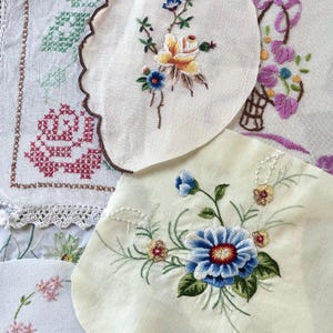 刺繍入りドイリー スニペット バンドル、ビンテージ ドイリーから切り取った 15 種類の刺繍入りピース、スニペット グラブ バッグ。