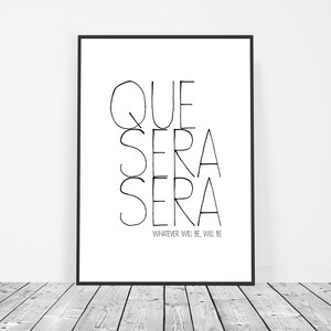 以下が含まれることがあります： 「Que Sera Sera」と「Whatever will be, will be」というテキストが書かれた白黒の印刷可能な壁の芸術作品です。