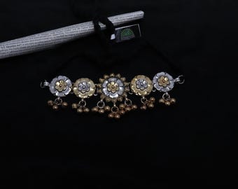 Handgemaakte geoxideerde zilveren chokerketting met bloemen | Tweekleurige boho tribal sieraden met hangende kralen | Etnische festivalketting voor dames