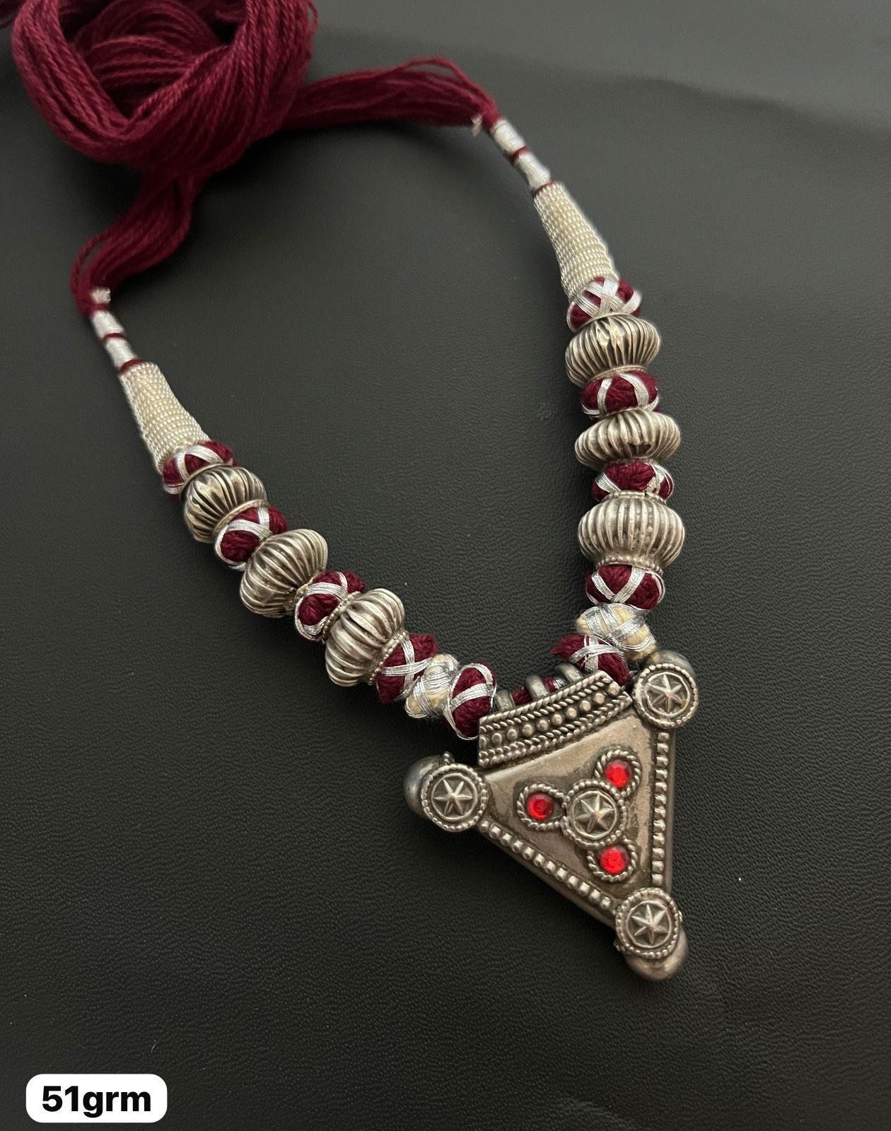 ヴィンテージ風シルバーネックレス、レッドストーンペンダント付き