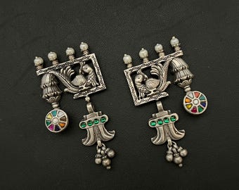 Pendientes artesanales de plata oxidada con motivo de pájaro / Pendientes étnicos colgantes con detalles de gemas de colores / Joyería tribal bohemia / Pendientes de 40 g
