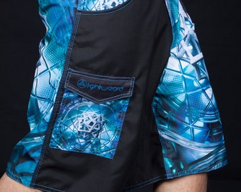 Può includere: Costumi da bagno neri con motivo geometrico blu e bianco. I costumi hanno un bordo blu chiaro e una tasca sul lato destro con il testo "lightwizard" in bianco.