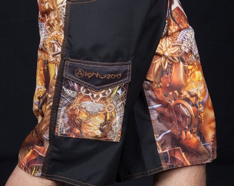 Può includere: Pantaloni corti cargo neri con un designo a fantasia oro e marrone. I pantaloncini hanno una grande tasca sulla gamba sinistra con il testo "Lightwizard" in bianco.