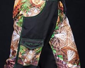 Può includere: Pantaloncini neri e fantasia con un colorato design geometrico. I pantaloncini presentano una tasca e un bordo neri, con un motivo geometrico nelle tonalità del verde, arancione e marrone. I pantaloncini hanno una chiusura con coulisse.