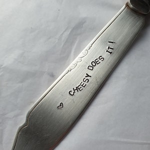 met de hand gestempeld kaasmes cheesy doet het